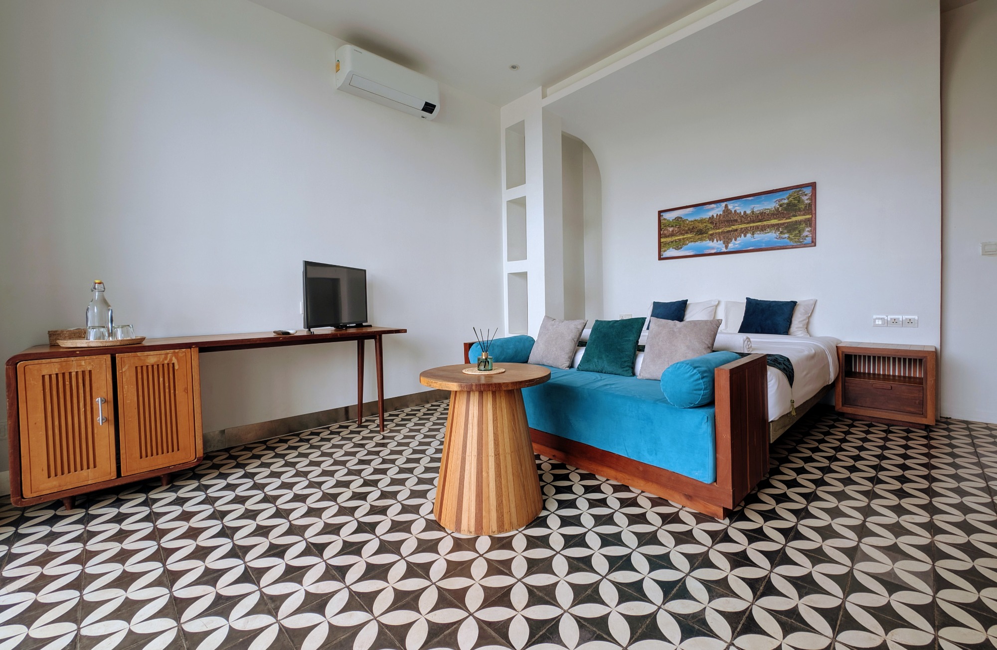 Comfort Room — 30 m² with king bed and balcony