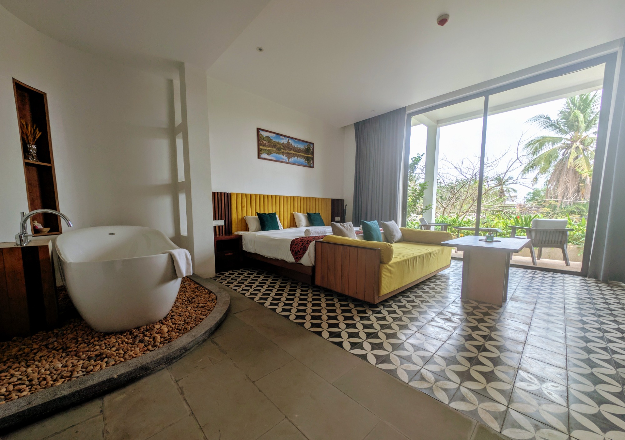 Deluxe Room — 40 m² family suite with bathtub